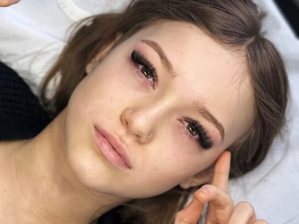 An example of volume lashes on a client